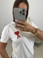 Camiseta corte mujer detalle corazon rojo