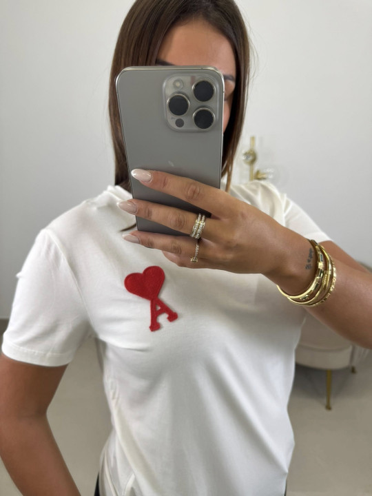 Camiseta corte mujer detalle corazon rojo