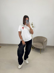Camiseta corte mujer detalle corazon rojo