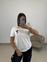 Camiseta corte mujer detalle corazon rojo