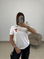 Camiseta corte mujer detalle corazon rojo