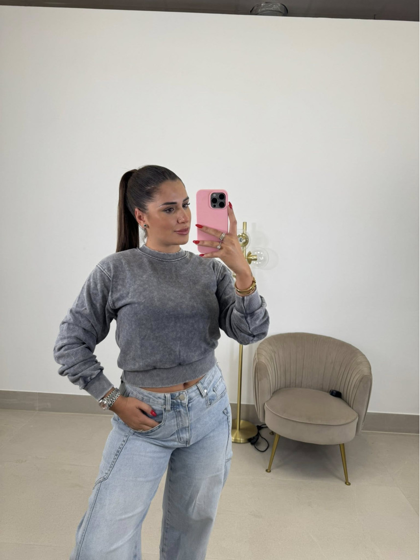 sudadera desgastada gris