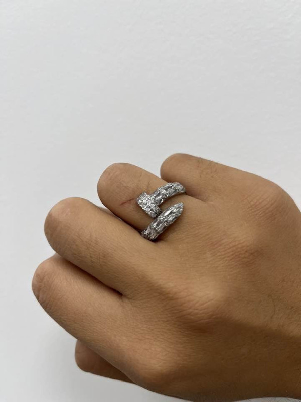 Anillo clavo circonitas