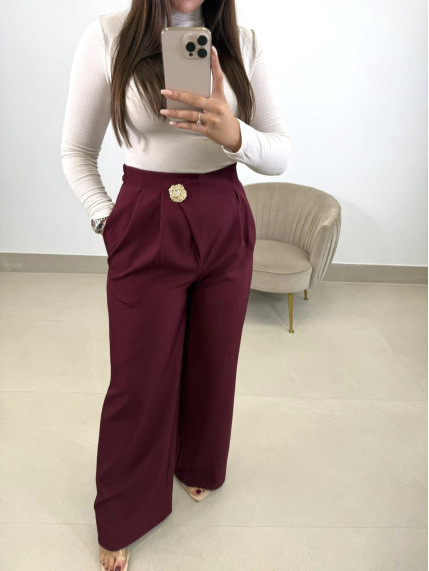 Pantalon pinzas detalle tinto