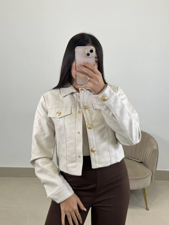 Chaqueta polipiel crop beige