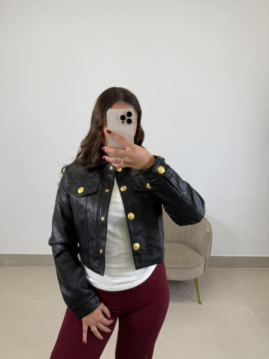 Chaqueta polipiel crop negra Chaqueta polipiel crop negra