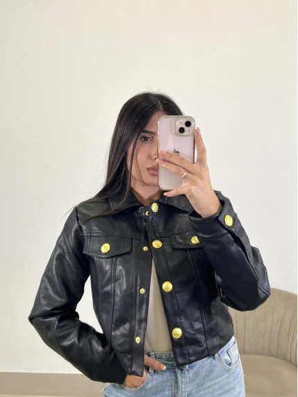 Chaqueta polipiel crop negra
