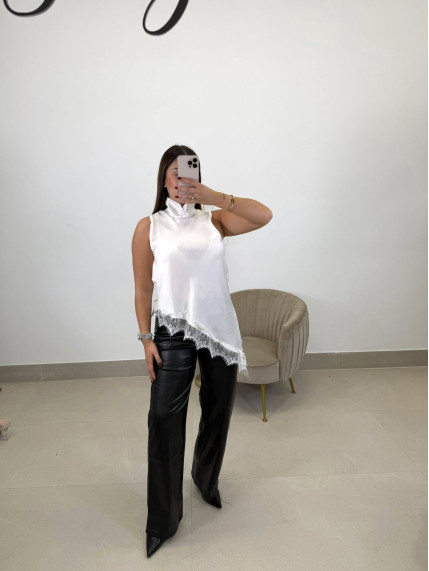 Top cuello alto encaje asimetrico blanco