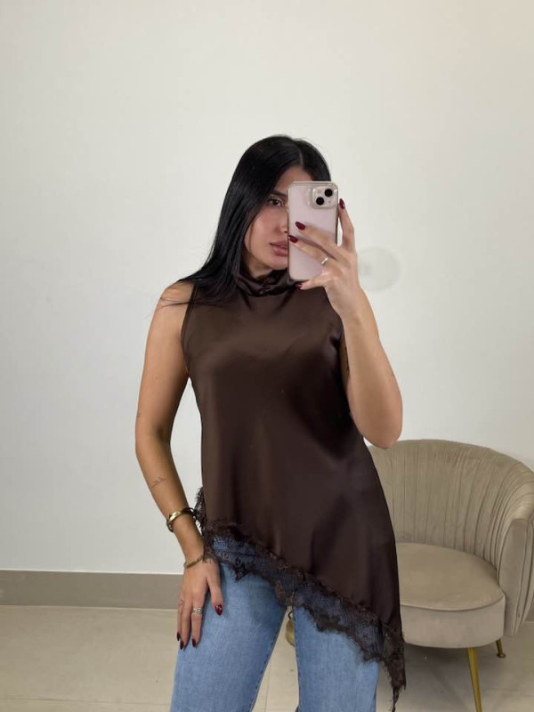 Top cuello alto encaje asimetrico chocolate