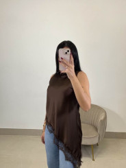 Top cuello alto encaje asimetrico chocolate