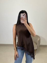 Top cuello alto encaje asimetrico chocolate