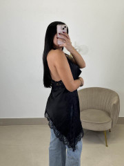 Top cuello halter encaje asimetrico negro