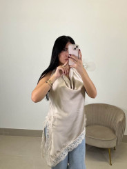 Top cuello halter encaje asimetrico beige