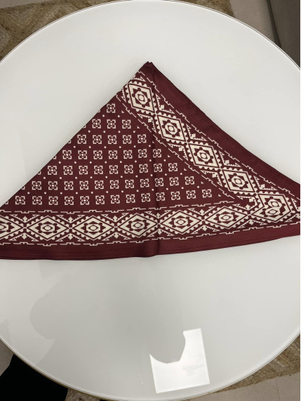 pañuelo pico geometrico tinto