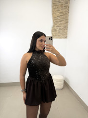 vestido lentejuela detalle volante marron