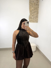 vestido lentejuela detalle volante marron