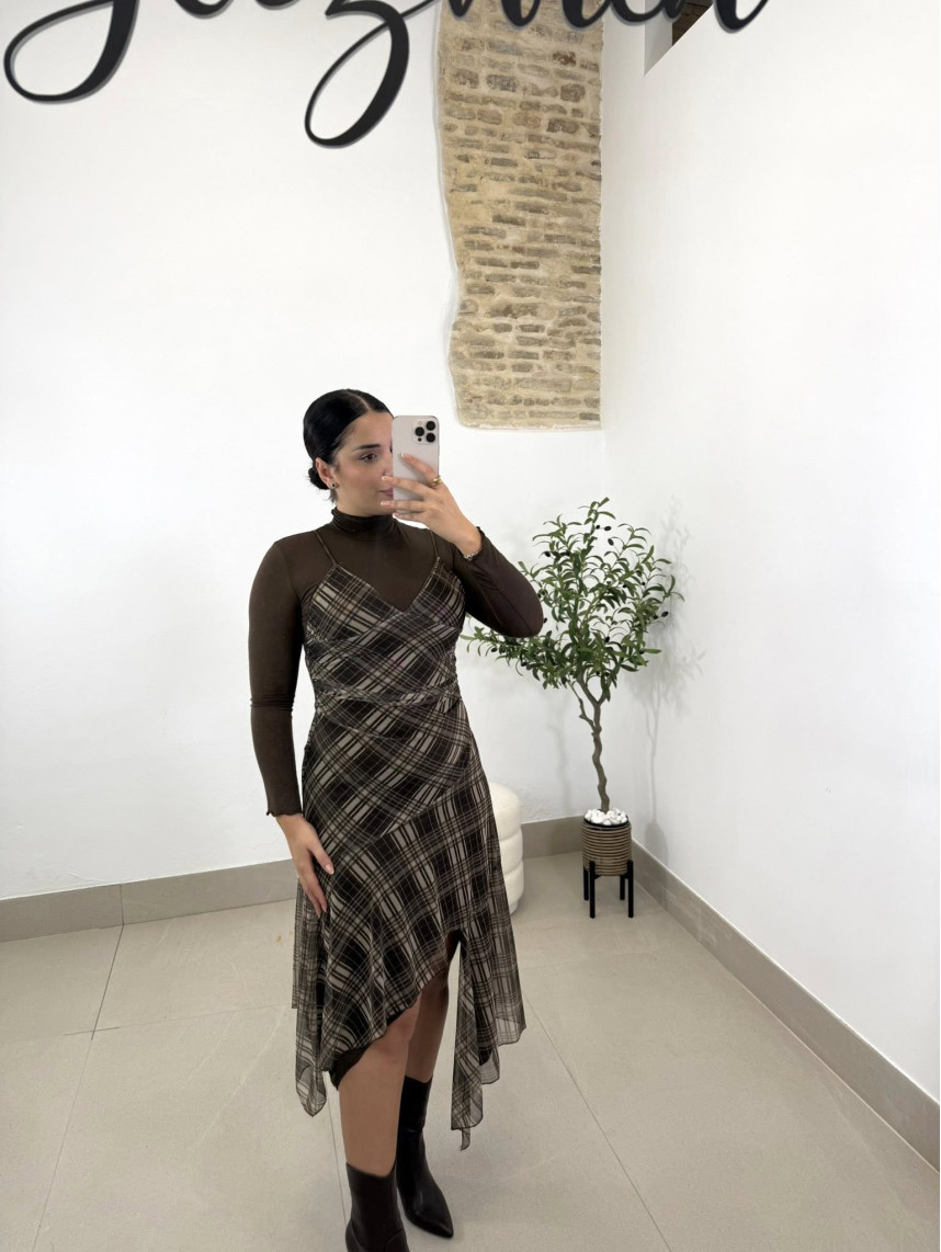 Vestido cuadros bajo asimetrico