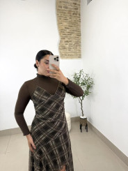 Camiseta cuello alto marron fino