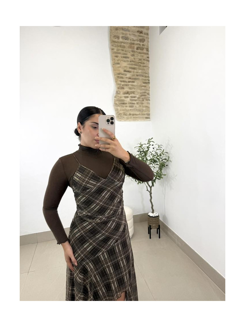 Camiseta cuello alto marron fino