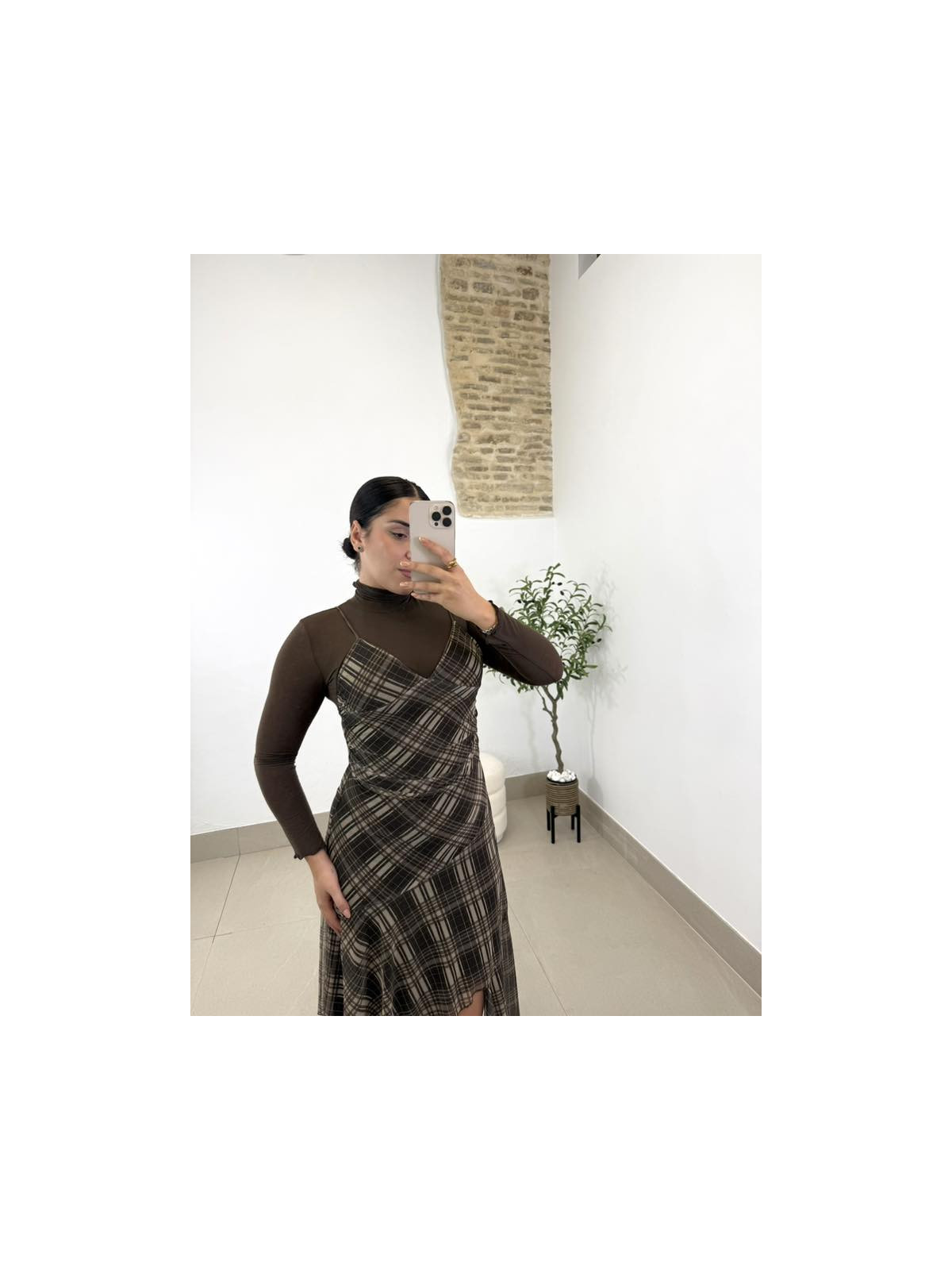 Camiseta cuello alto marron fino