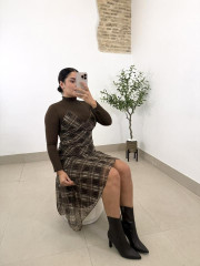 Camiseta cuello alto marron fino