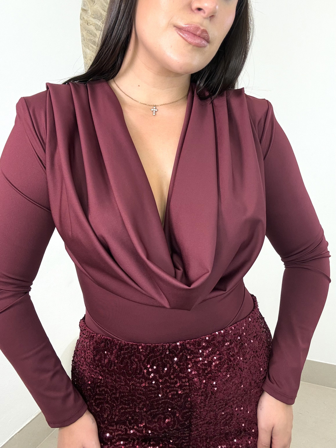 body escote drapeado tinto