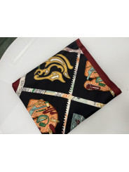 pAÑUELO PICO DETALLES FONDO NEGRO