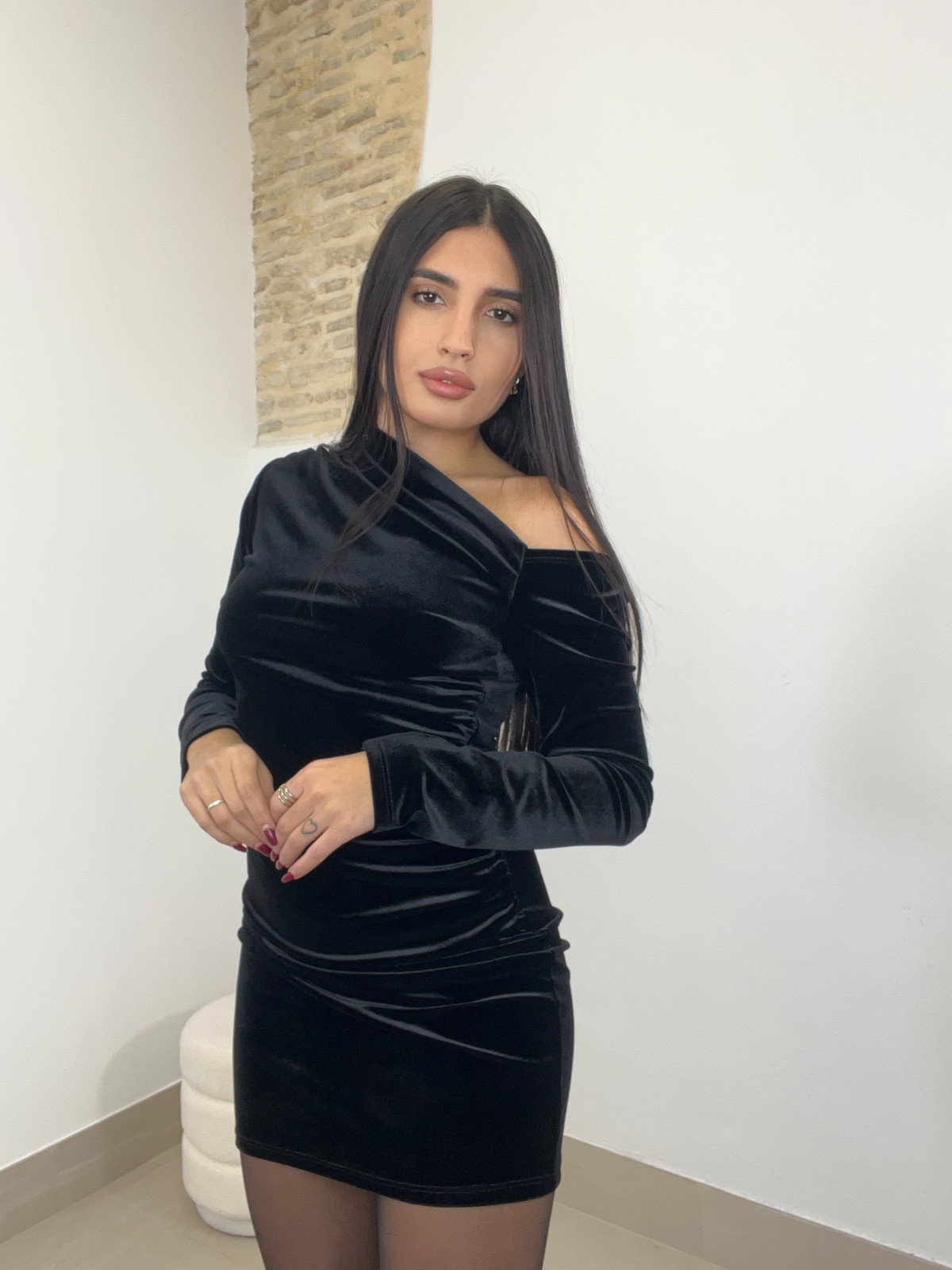 vestido escote asimetrico terciopelo negro