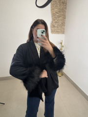 Abrigo paño corto plumas manga negro