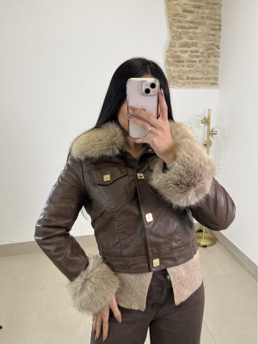 Chaqueta crop polipiel cuello pelo marron