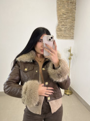 Chaqueta crop polipiel cuello pelo marron
