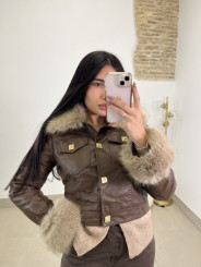 Chaqueta crop polipiel cuello pelo marron