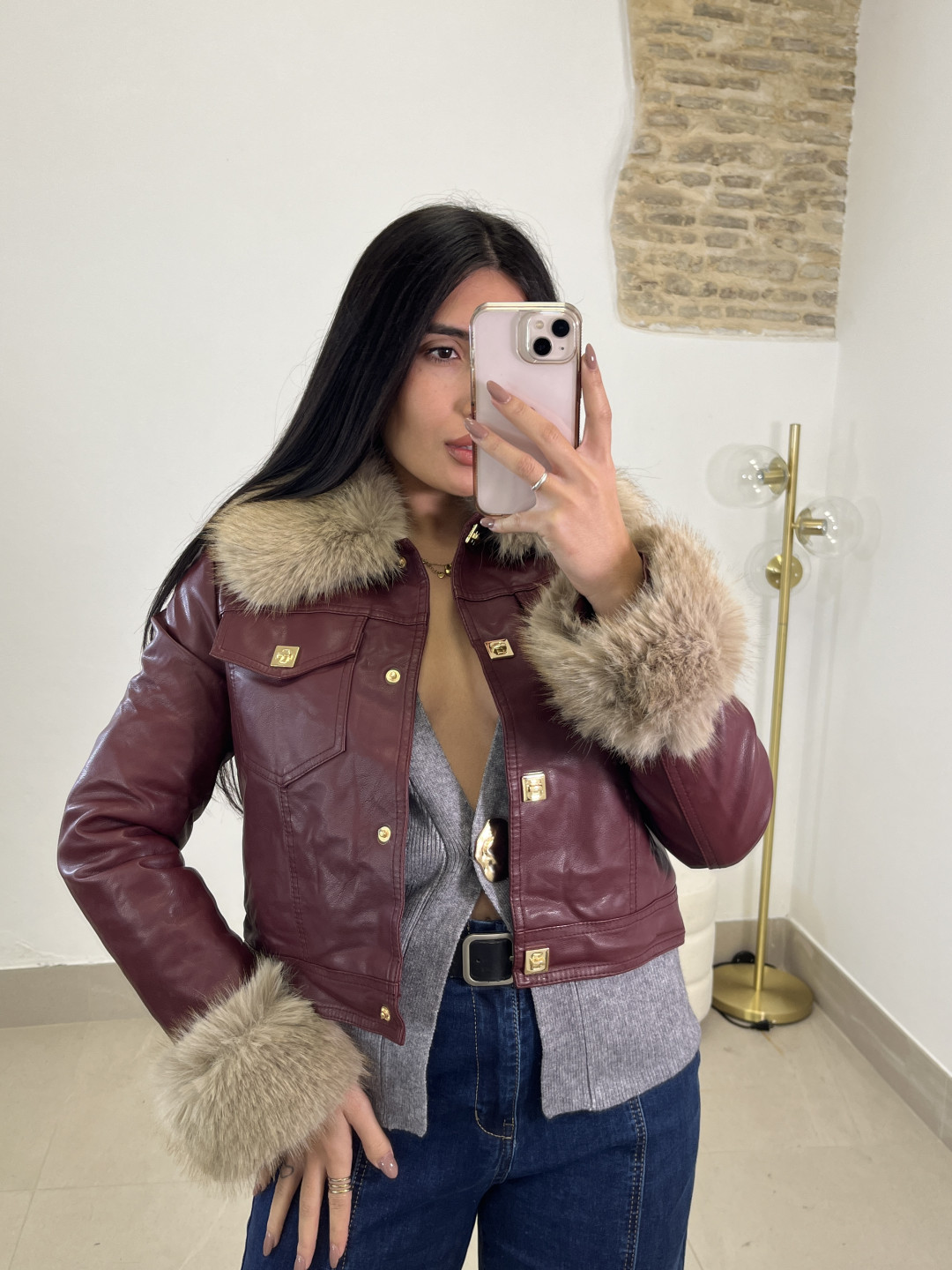 Chaqueta crop polipiel cuello pelo tinto