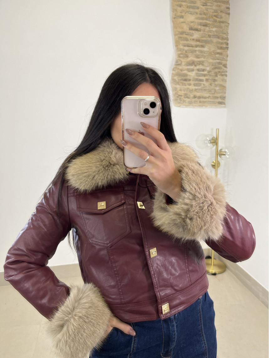 Chaqueta crop polipiel cuello pelo tinto