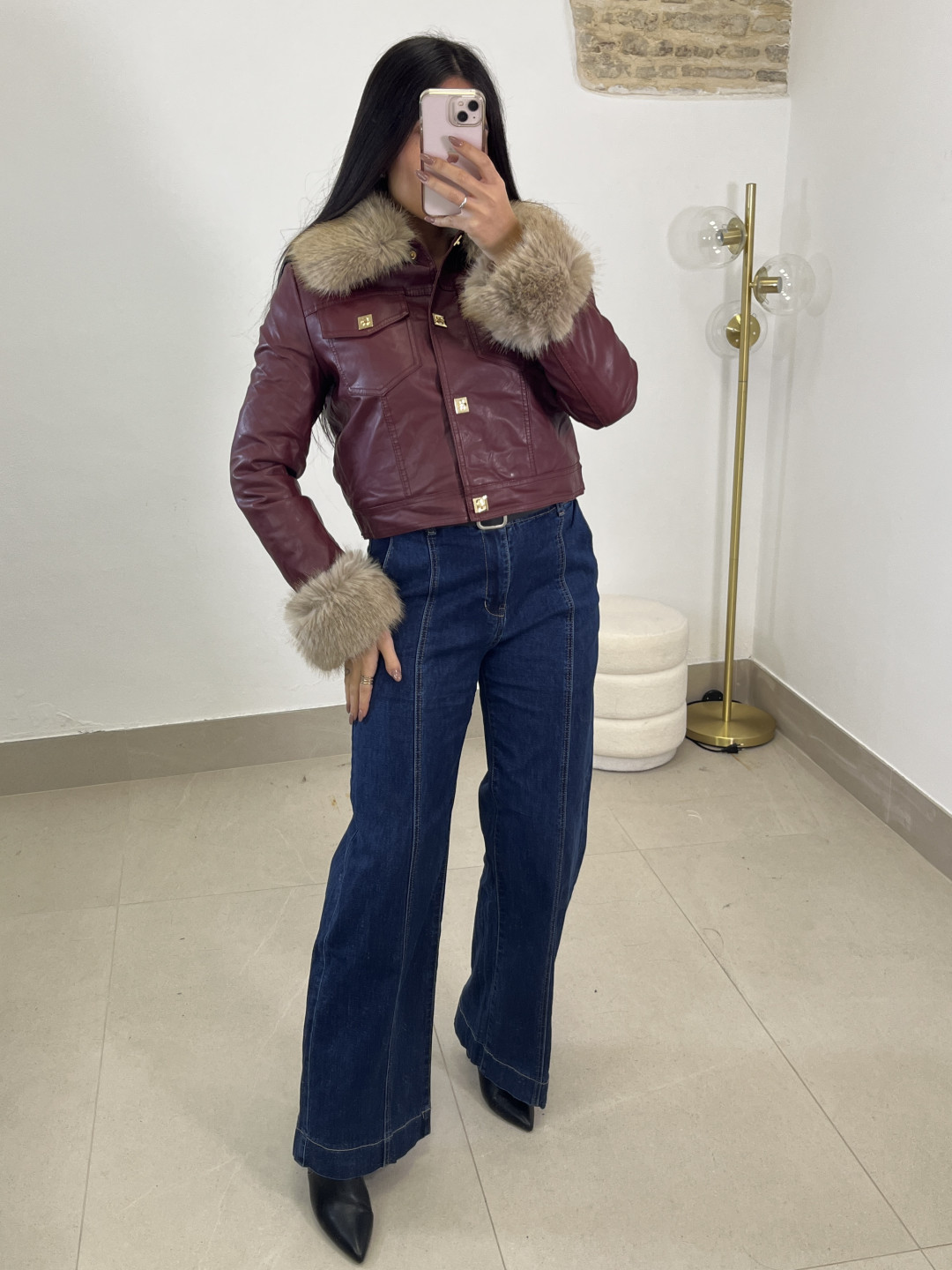 Chaqueta crop polipiel cuello pelo tinto