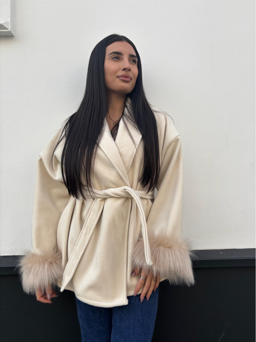 Abrigo paño corto plumas manga beige