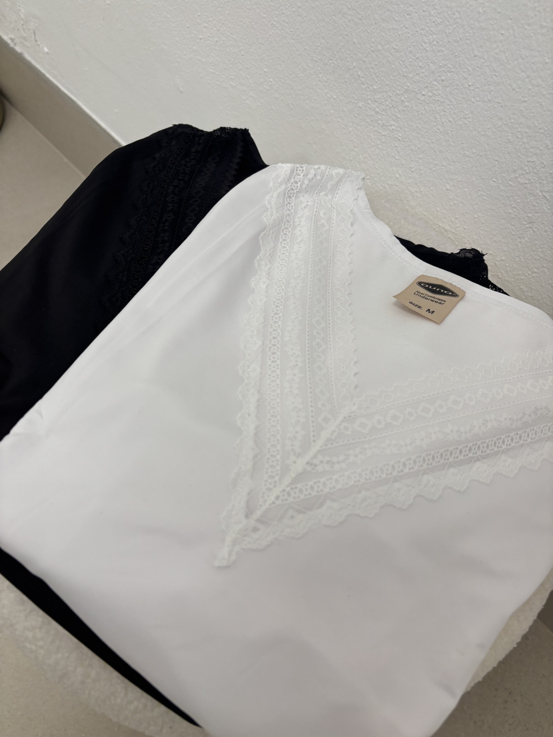 Camiseta termica escote V detalle encaje