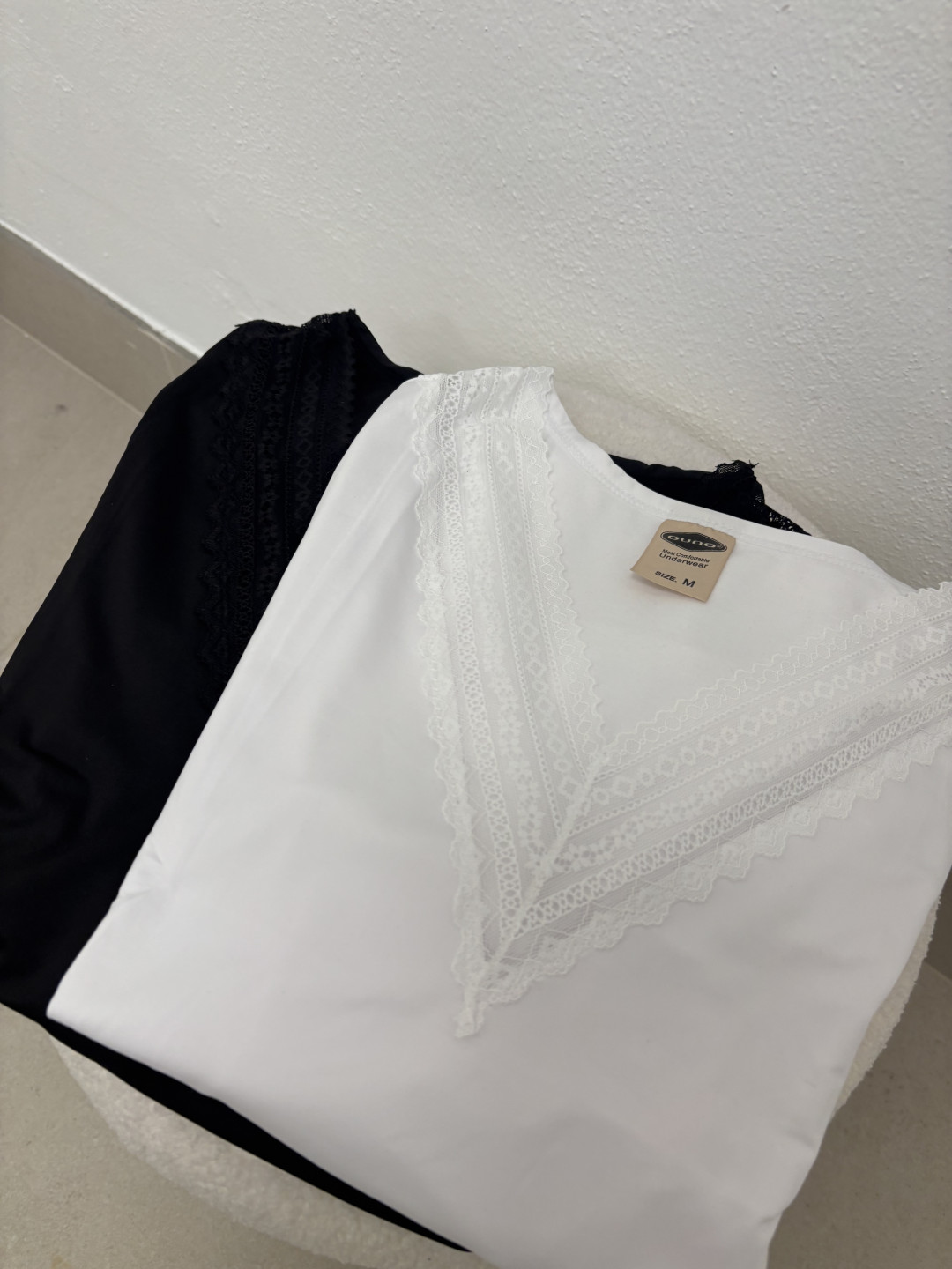 Camiseta termica escote V detalle encaje