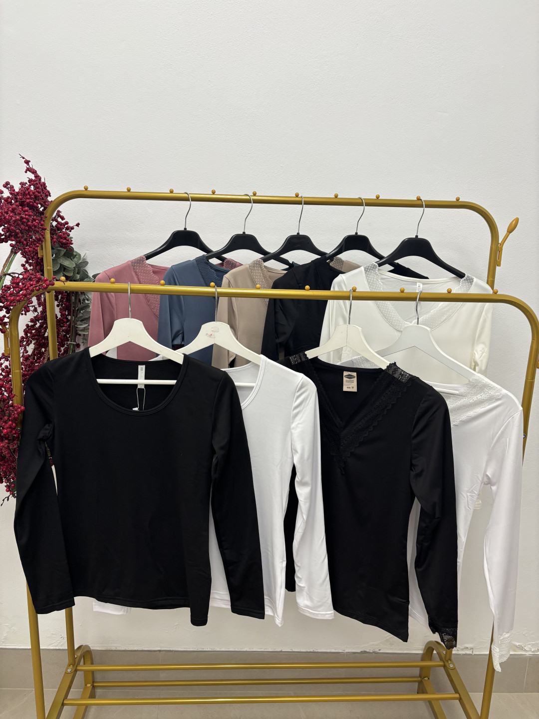 Camiseta termica escote V detalle encaje