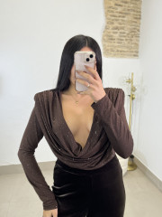 Top destellos drapeado marron