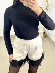 short detalle encaje beige