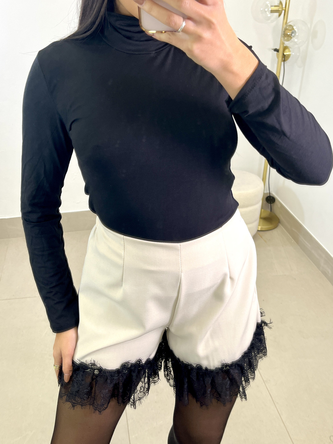 short detalle encaje beige