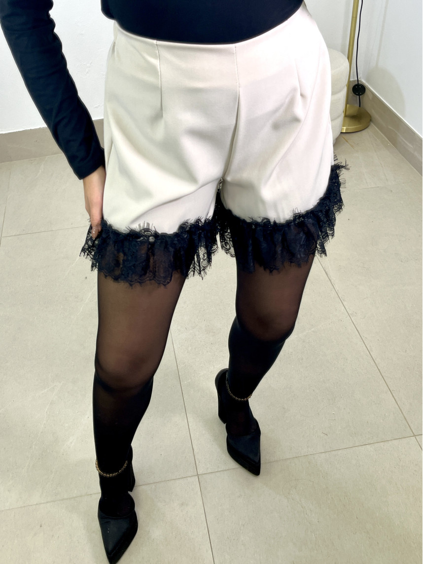 short detalle encaje beige