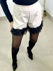 short detalle encaje beige