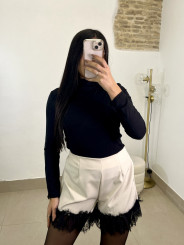 short detalle encaje beige