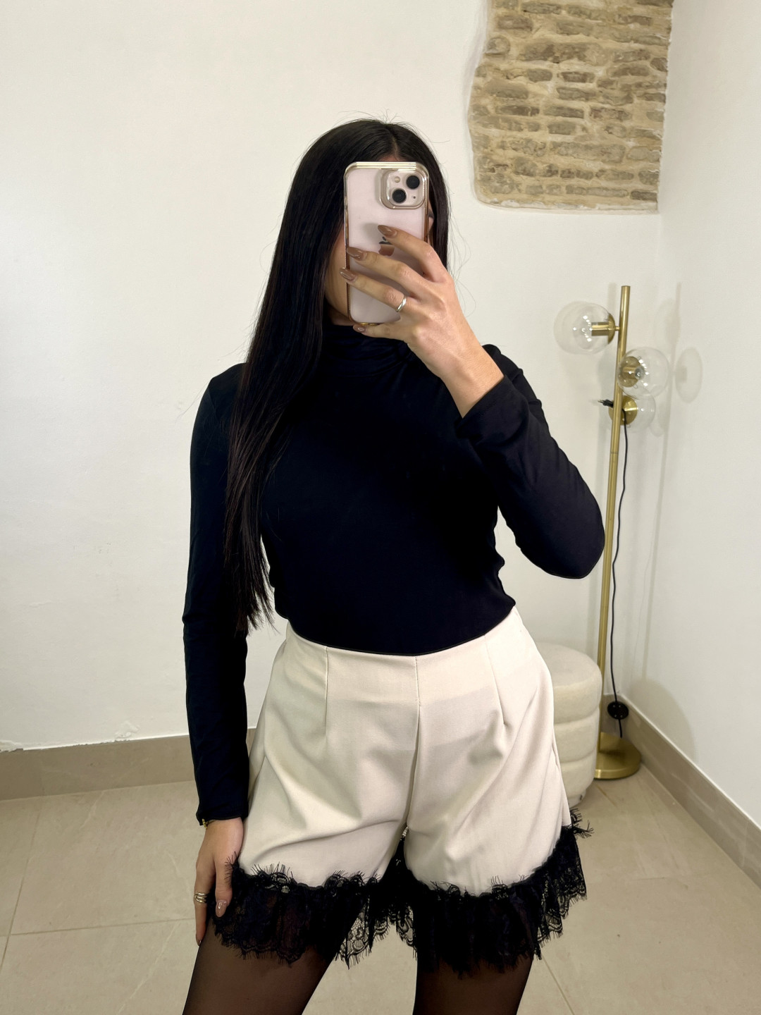 short detalle encaje beige