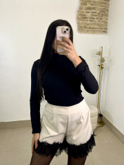 short detalle encaje beige