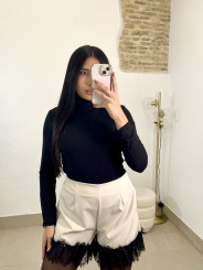 short detalle encaje beige