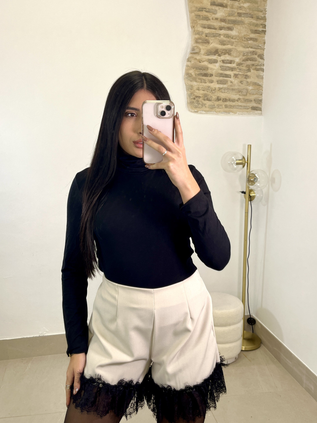 short detalle encaje beige