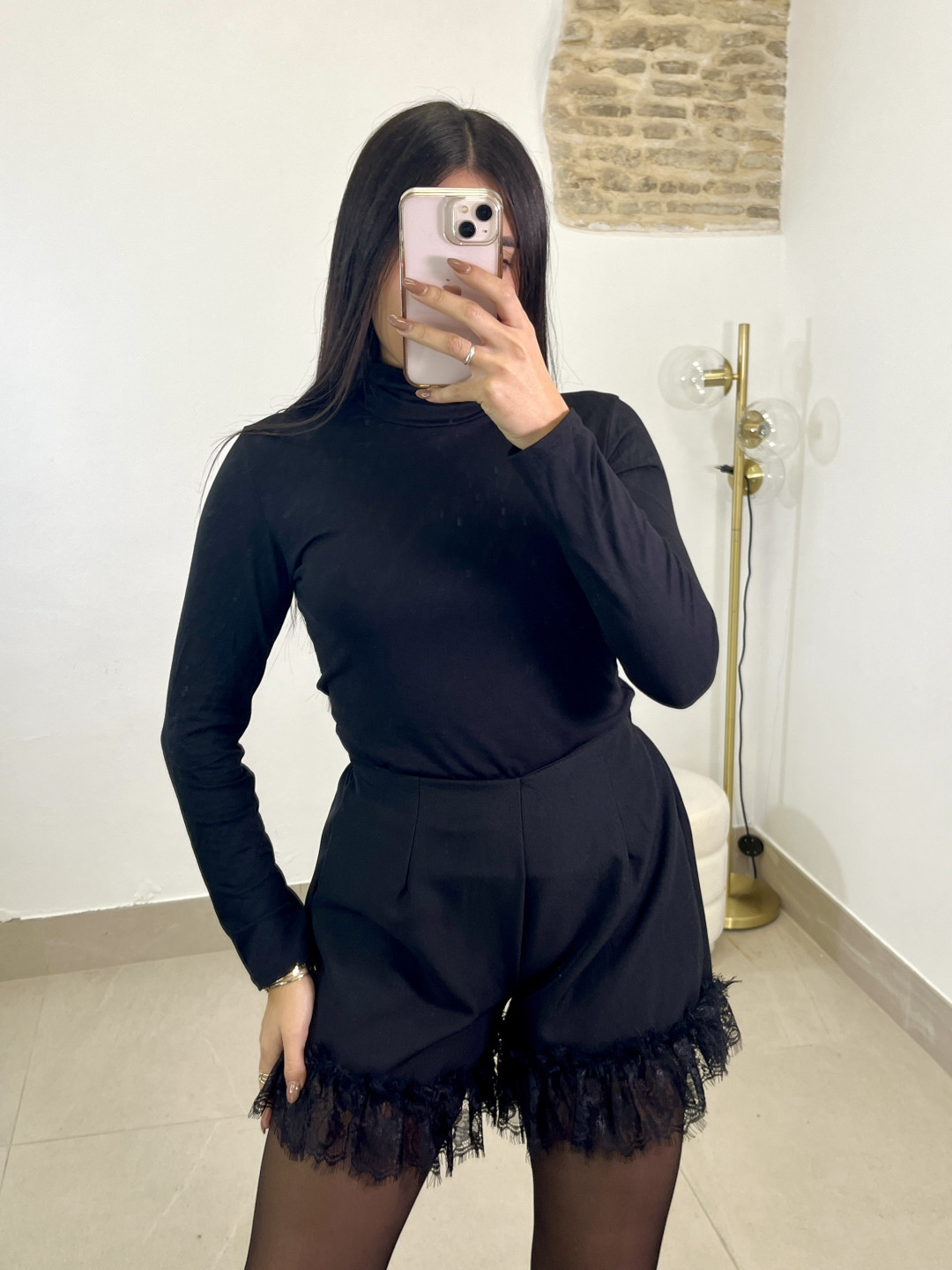 Camiseta basica cuello alto negra